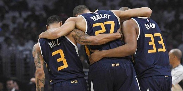 马刺碾压青岛队,戈贝尔扛起全队 马刺碾压青岛队,戈贝尔扛起全队