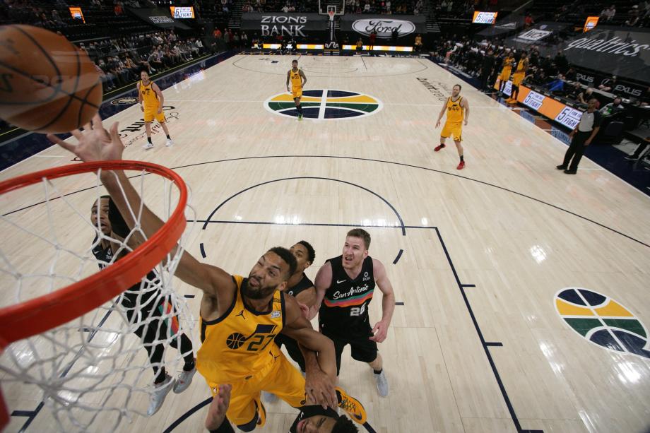 马刺碾压青岛队,戈贝尔扛起全队 马刺碾压青岛队,戈贝尔扛起全队