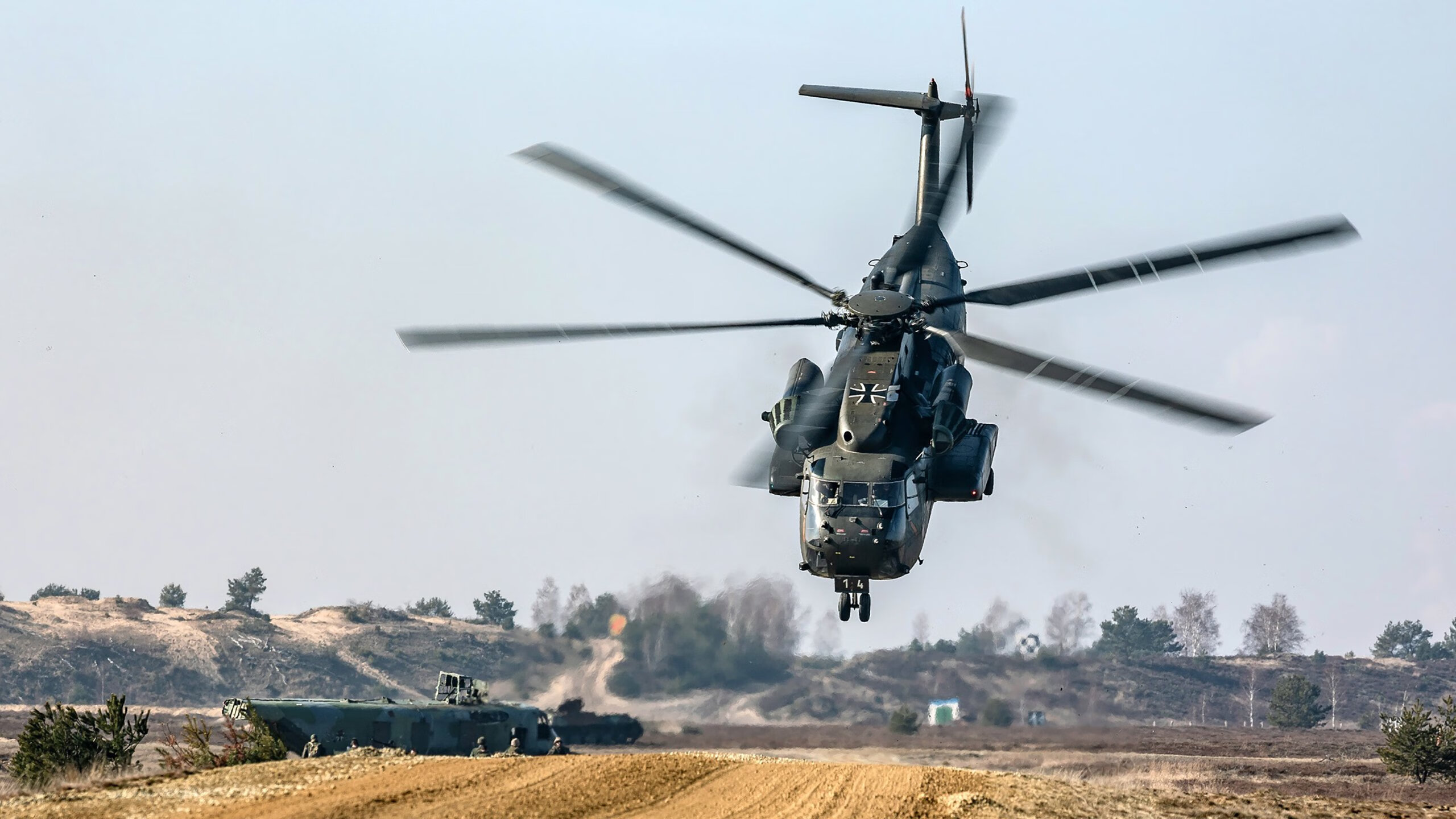 东决关键战之夜，戈贝尔站成密尔沃基的墙